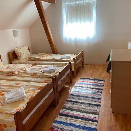 Balazs Vendeghaz Aparthotel Lupeni  Buitenkant foto