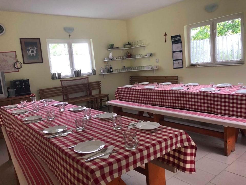 Balazs Vendeghaz Aparthotel Lupeni  Buitenkant foto