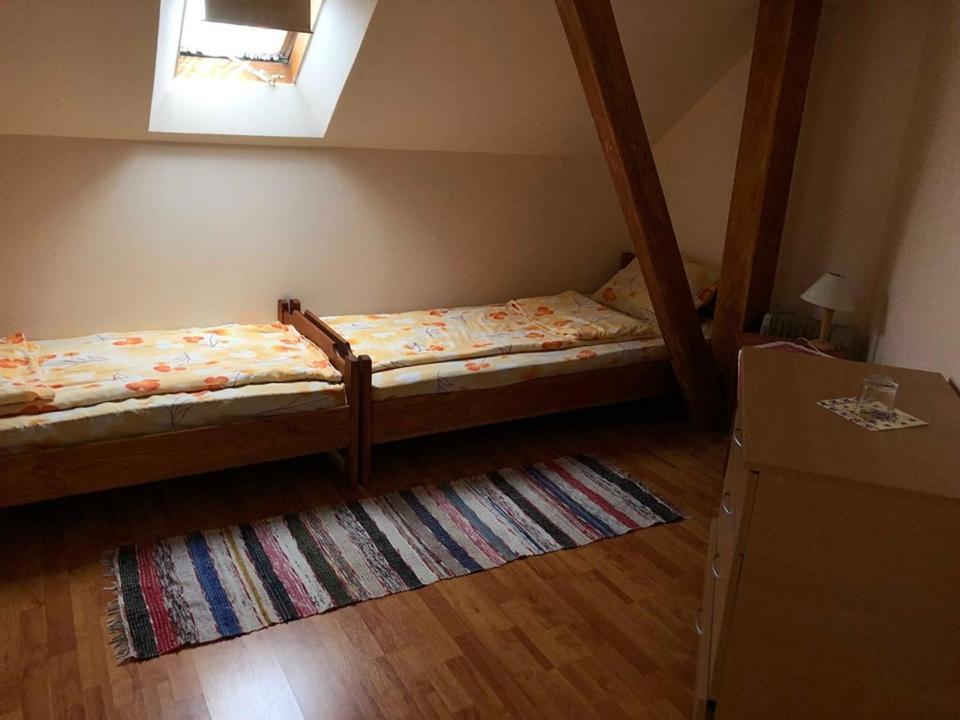 Balazs Vendeghaz Aparthotel Lupeni  Buitenkant foto