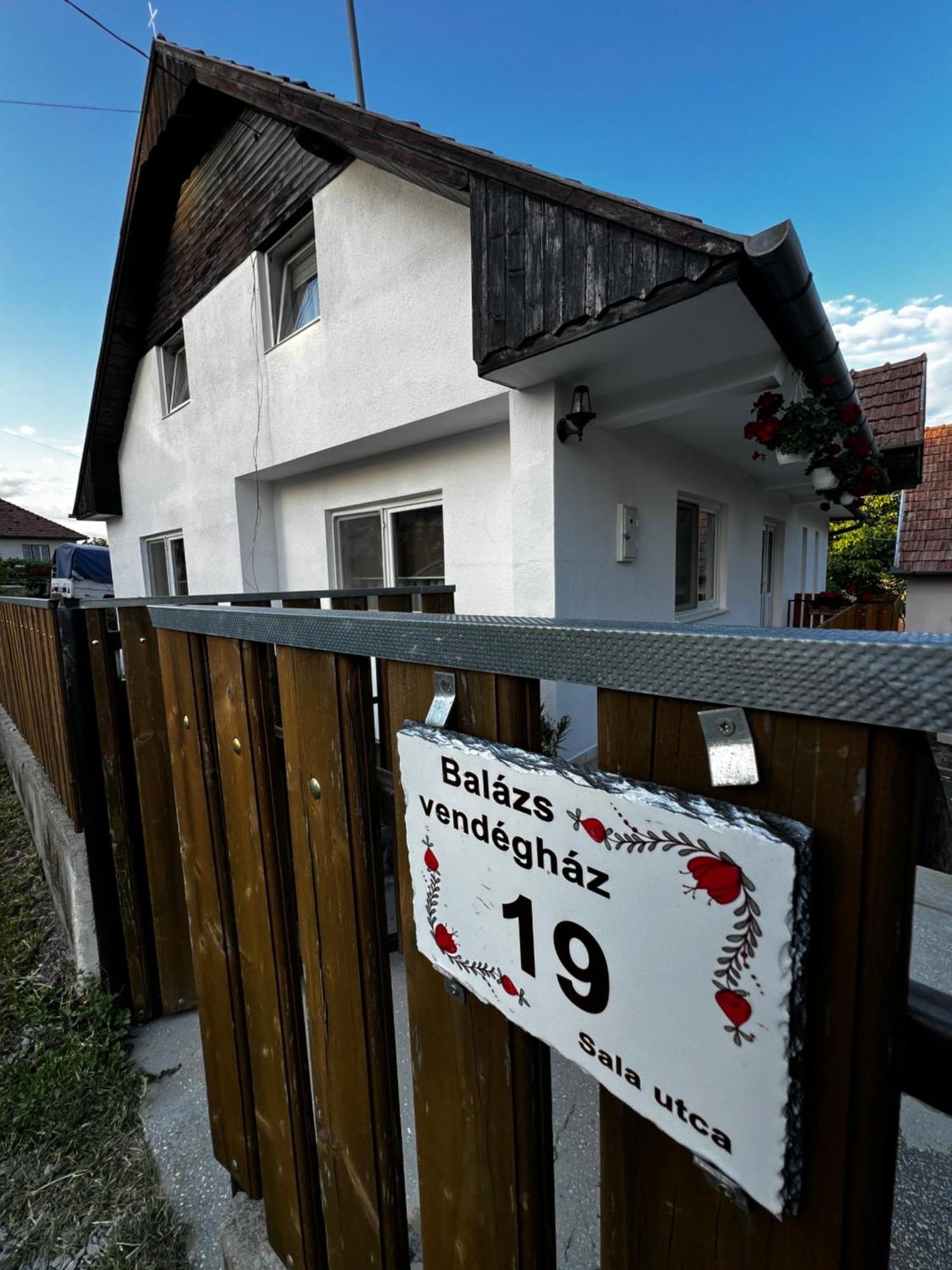 Balazs Vendeghaz Aparthotel Lupeni  Buitenkant foto