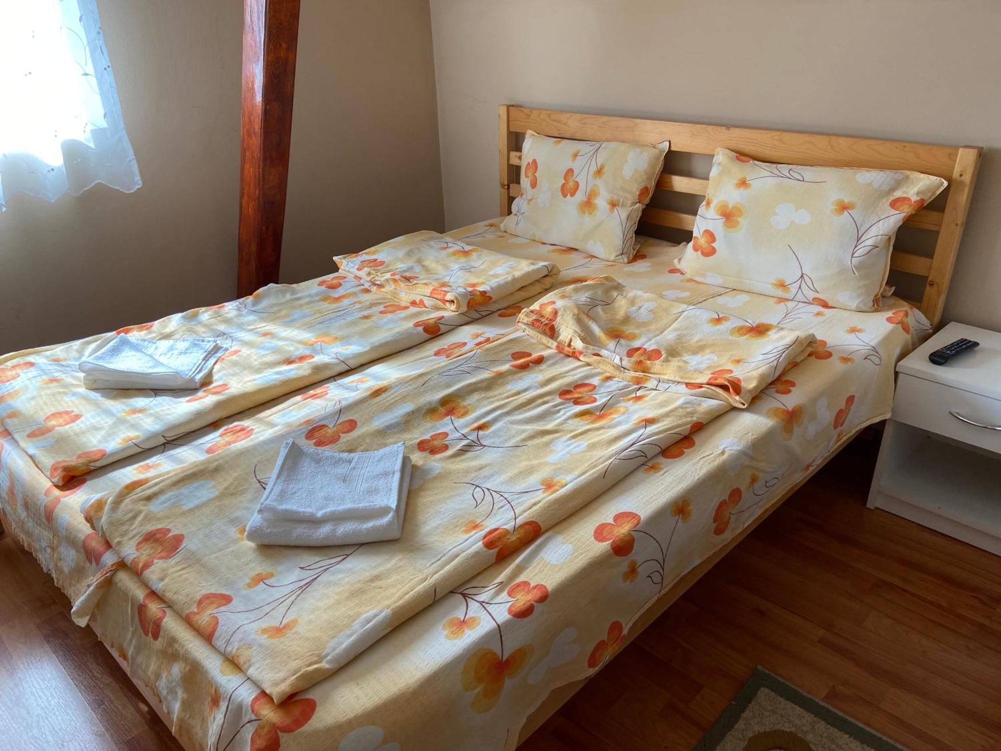 Balazs Vendeghaz Aparthotel Lupeni  Buitenkant foto